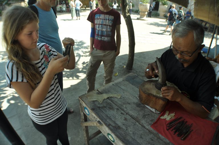 Palu Pemahat  dan Tiupan Pebatik di Bekas Permandian Raja 