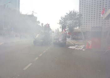Demonstran Anarkis Hujani Batu Gedung KPK