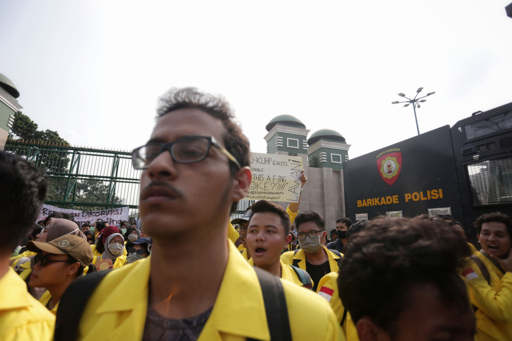 Tolak Revisi RKUHP, Ribuan Mahasiswa Geruduk Gedung DPR - Lontar.id