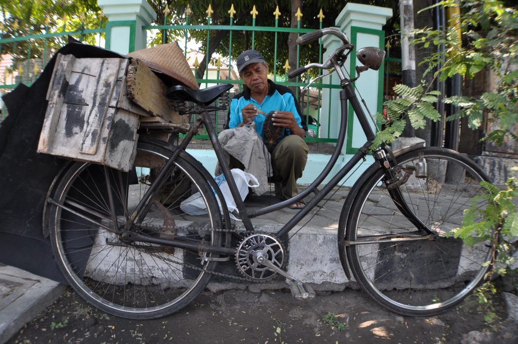 Cerita Manis dan Sedih Paiman Penjual  Jasa Jahit Sepatu  