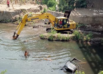 Sopir Lihat ‘Penampakan’, Mobil Meluncur ke Sungai Gajah Wong