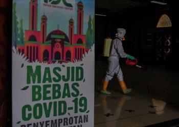 Penyemprotan Desinfektan Seusai Salat Jumat Berjamaah