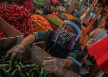 Pedagang Pasar Mulai Kenakan Faceshield dan Sarung Tangan