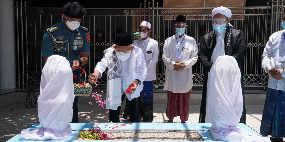 Wapres Ziarah ke Makam KHR As’ad Syamsul Arifin