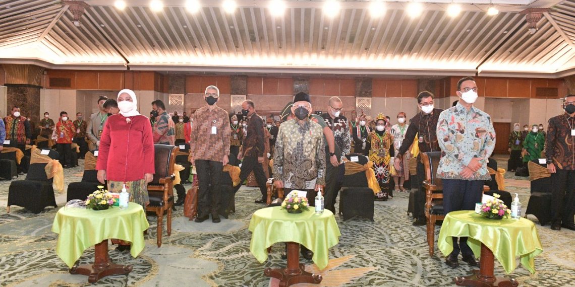Didampingi Menaker, Wapres Serahkan Paramakarya kepada 34 Perusahaan