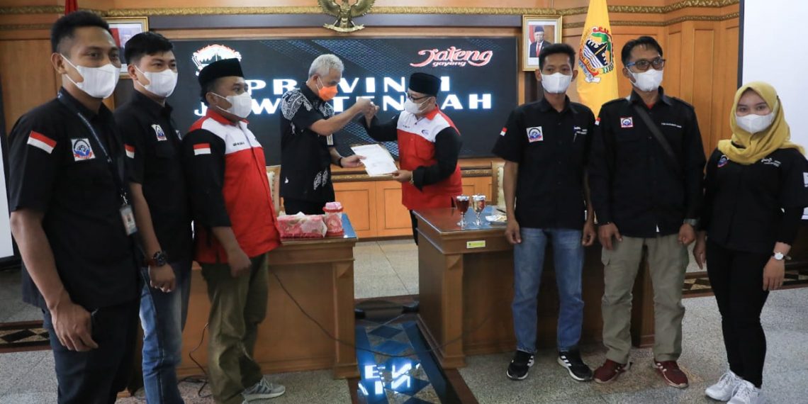 Ganjar Kaji Penetapan UMP Ganda di Jawa Tengah