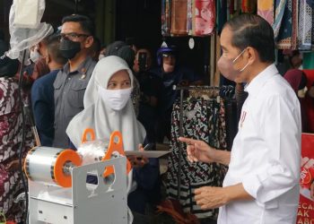 Presiden Beri Bantuan Tunai pada Pedagang Pasar Sepinggan