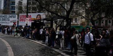 Kerumunan warga Lisbon memenuhi jalanan setelah terpaksa meninggalkan stasiun Metro akibat listrik padam.